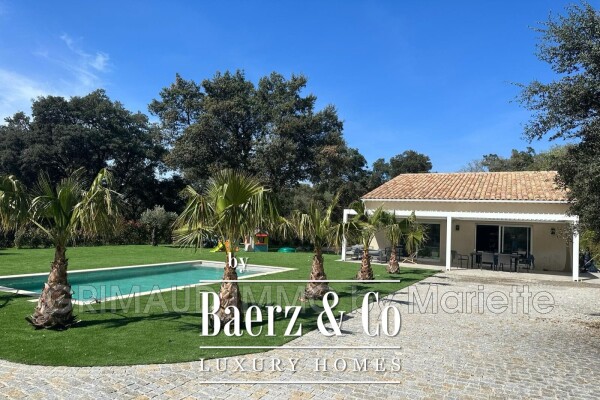 photo 3 Contemporary house with a swimming pool on a large, enclosed