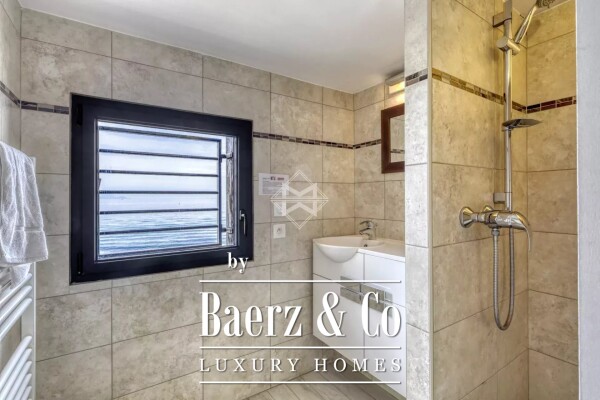 photo 11 Waterfront, renovated villa with direct access to the sea