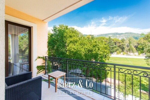 photo 3 Spacious Apartment with a Sea View in Tivat