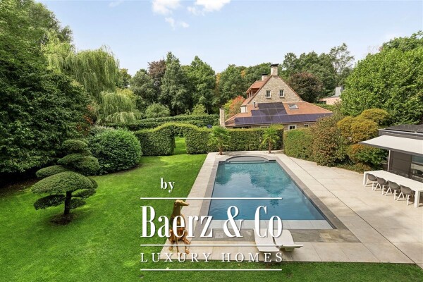 photo 1 Unieke villa op AAA locatie in hartje Vriesdonk met praktijk/bureelruimte!