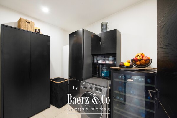 photo 9 Renovated 2-bedroom apartment for sale – Saint-Raphaël city centre – large south-facing terrace – 2 en-suite bedrooms