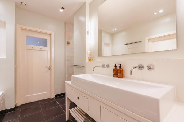 photo 32 Diepenbrockstraat 18