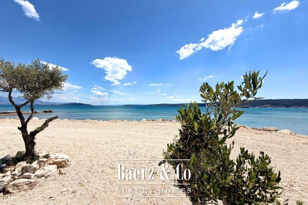 photo 1 Kaštel Štafilić, house on a spacious plot of land in the first row to the sea